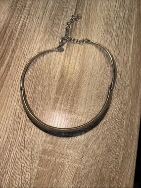 Sleek Curved Gold Collar Necklace with Adjustable Chain